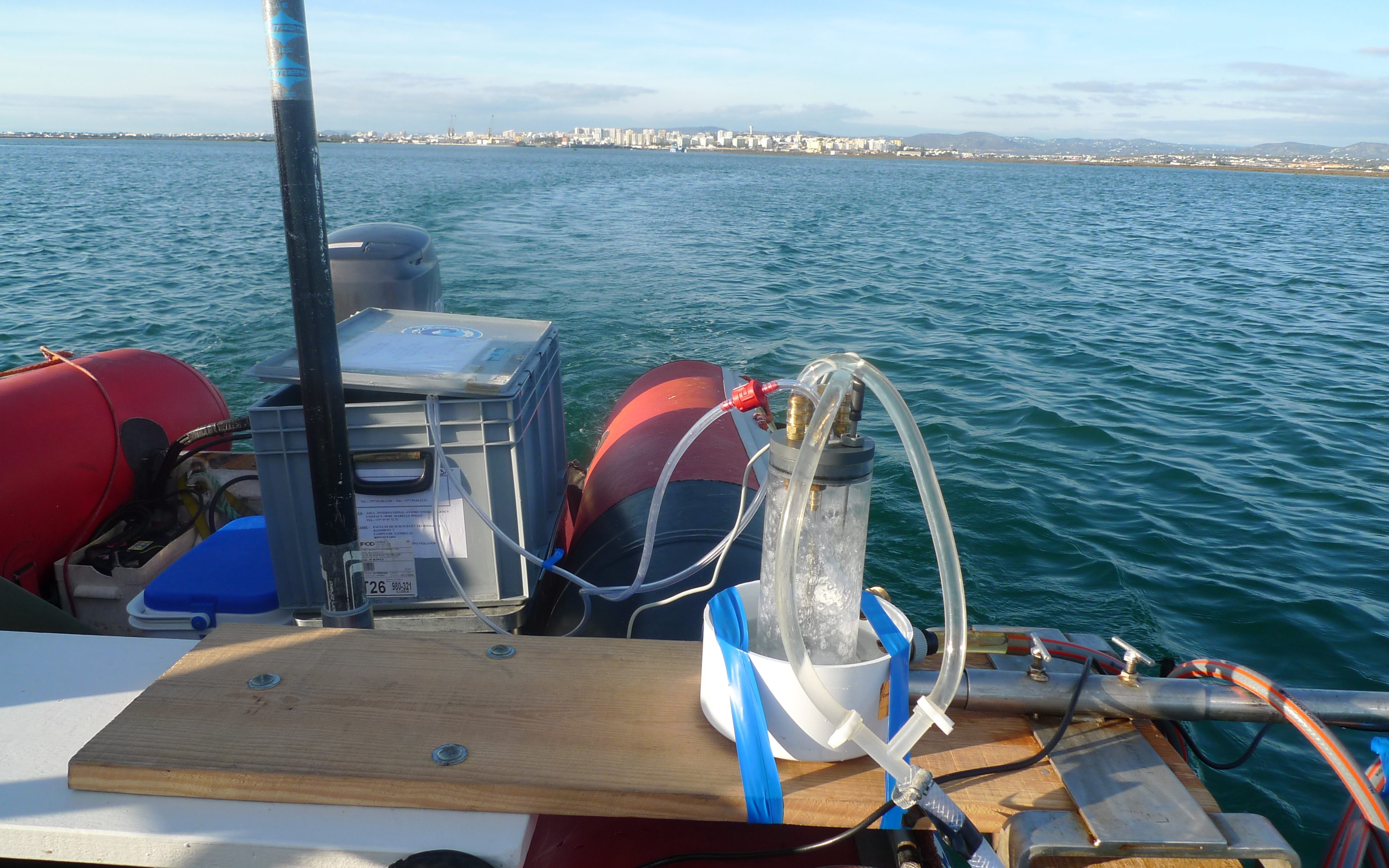 Survey of a coastal lagoon by boat, determining radon gas (222Rn) in water as a tracer for submarine groundwater discharge